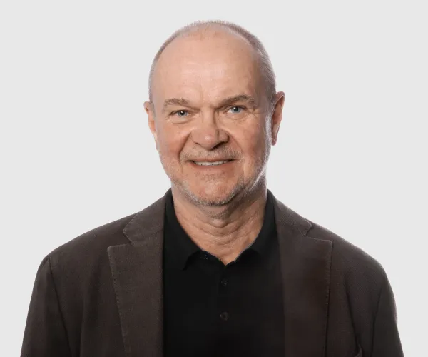 <img alt="" src="https://lcdinvent.se/media/pages/kontakt/37d5bdbdb4-1718278704/vnt-portratt-studio-micke-full.jpg">