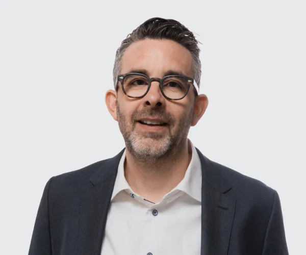 <img alt="" src="https://lcdinvent.se/media/pages/kontakt/c320d93161-1718278704/vnt-portratt-studio-jesper-full.jpg">